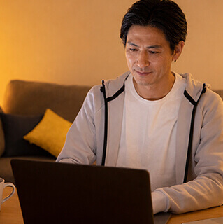 仕事後にオンライン相談を利用する男性
