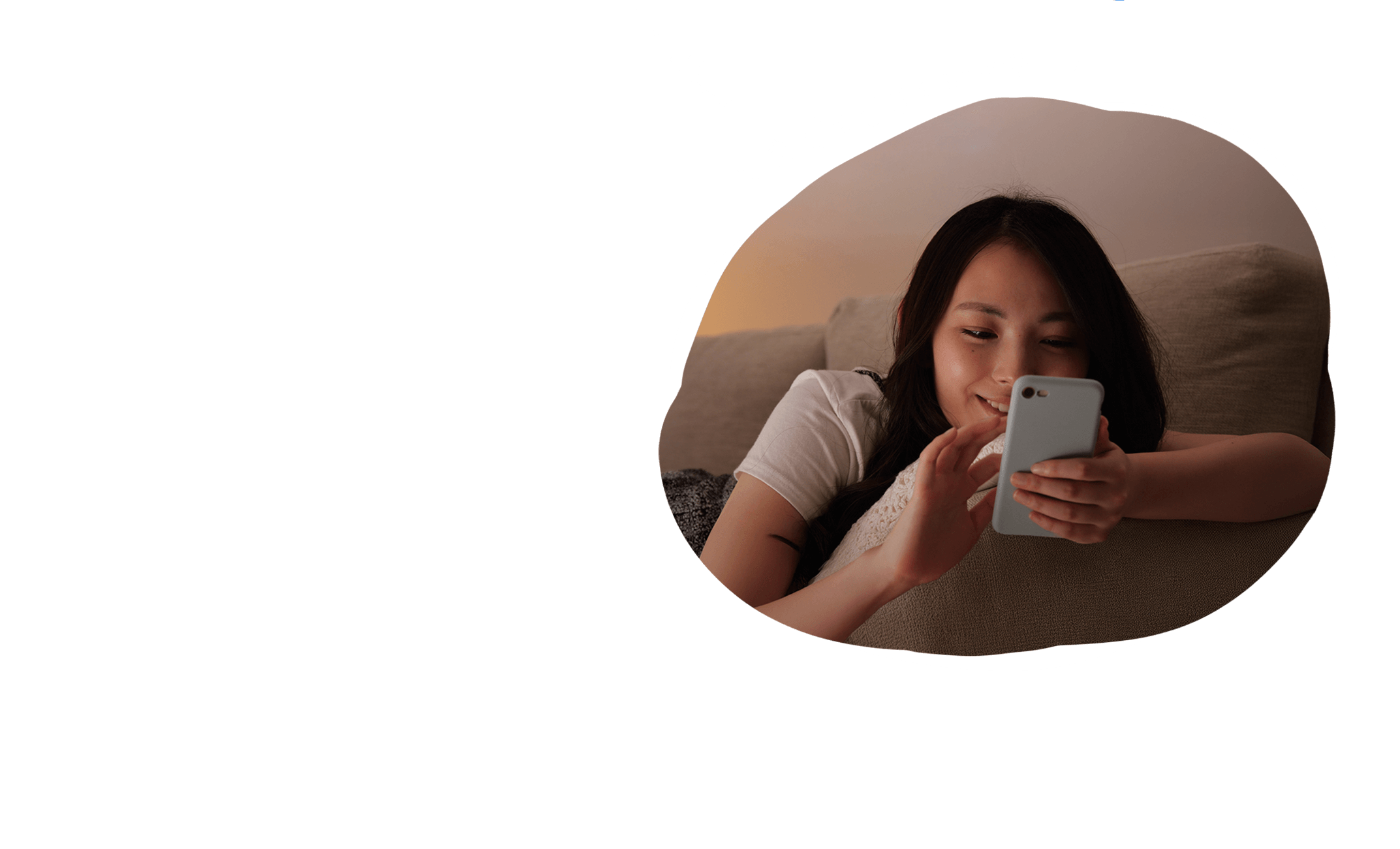 夜でもできて助かる！（スマホ操作のイメージ）