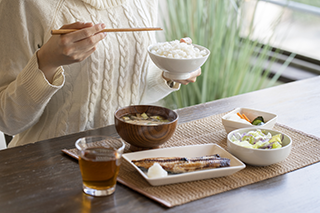 一人暮らしの食費 1カ月平均 は 自炊で2万円に抑える節約術とは 常陽銀行